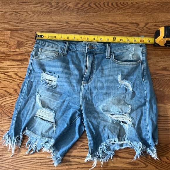 Distressed jean shorts - mid thigh - Picture 5 of 6